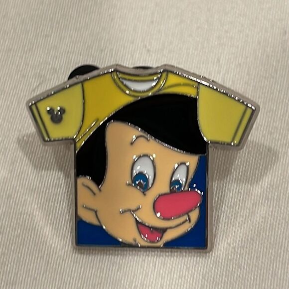 Disney Parks Pinocchio T-Shirt Collectible Pin EUC to LIKE NEW - Picture 1 of 3